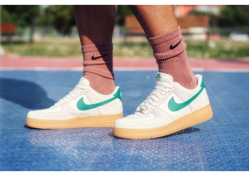 Vylepšete svůj styl s obuví Nike Air Force 1 '07 LV8 ESS+