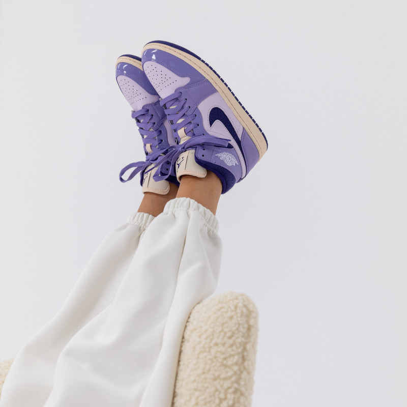 Nike WMNS AIR JORDAN 1 MID SE 