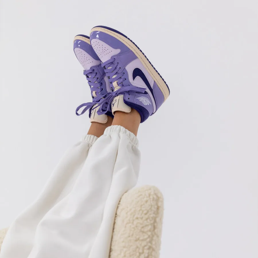 Nike WMNS AIR JORDAN 1 MID SE 